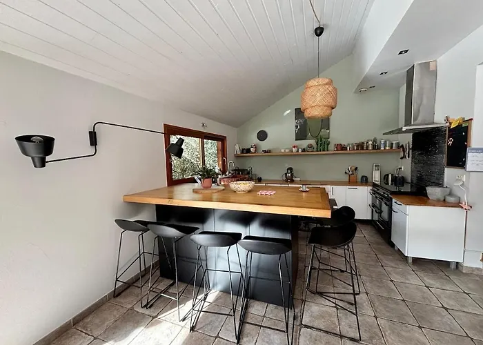 Exceptional House With A Pool Jarrie